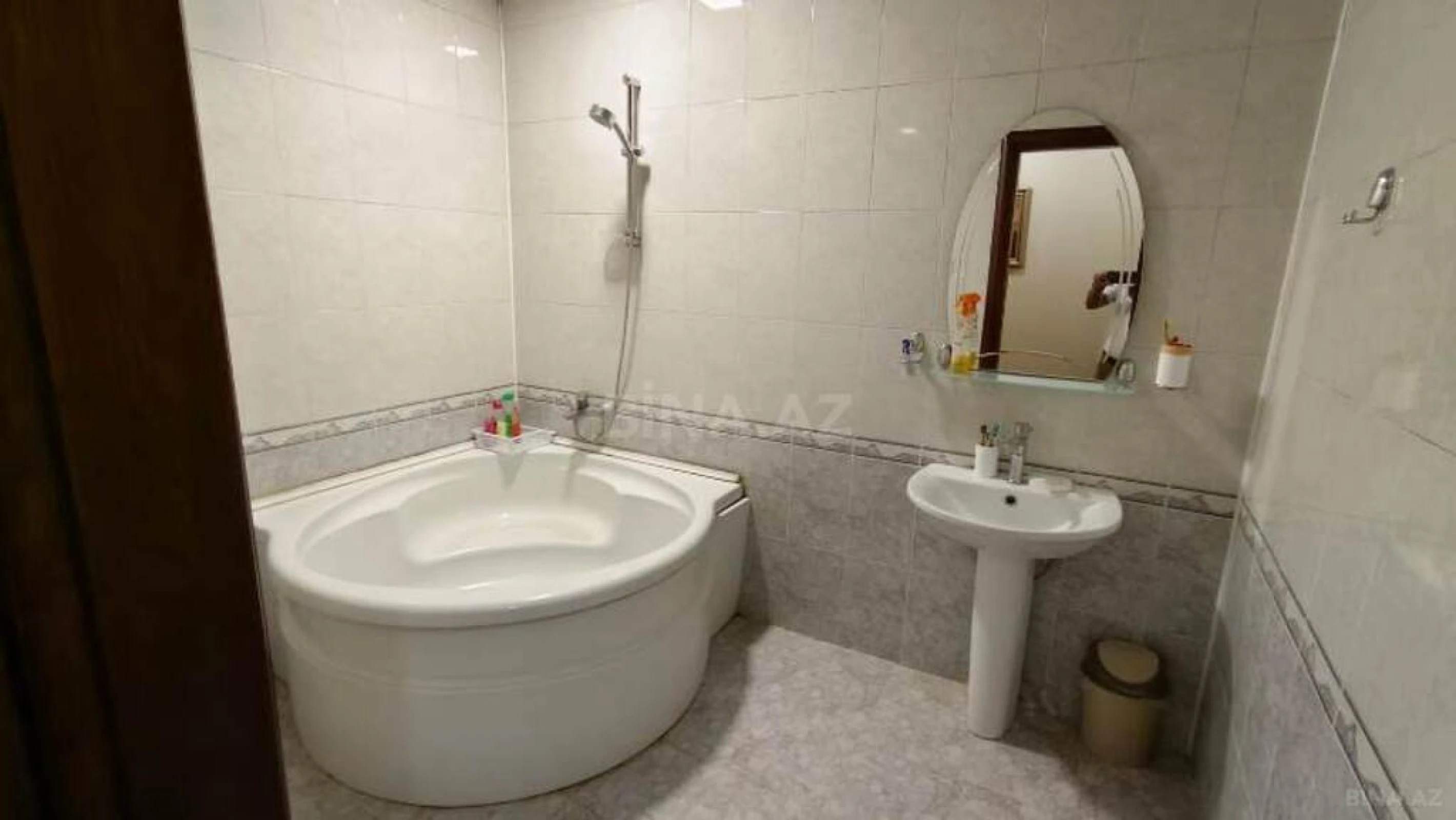 Satılır 3 otaqlı mənzil 157 m²