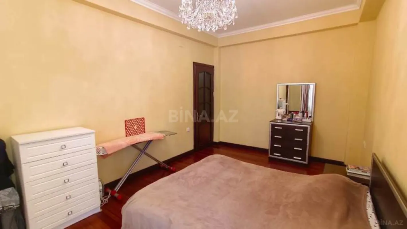 Satılır 3 otaqlı mənzil 157 m²