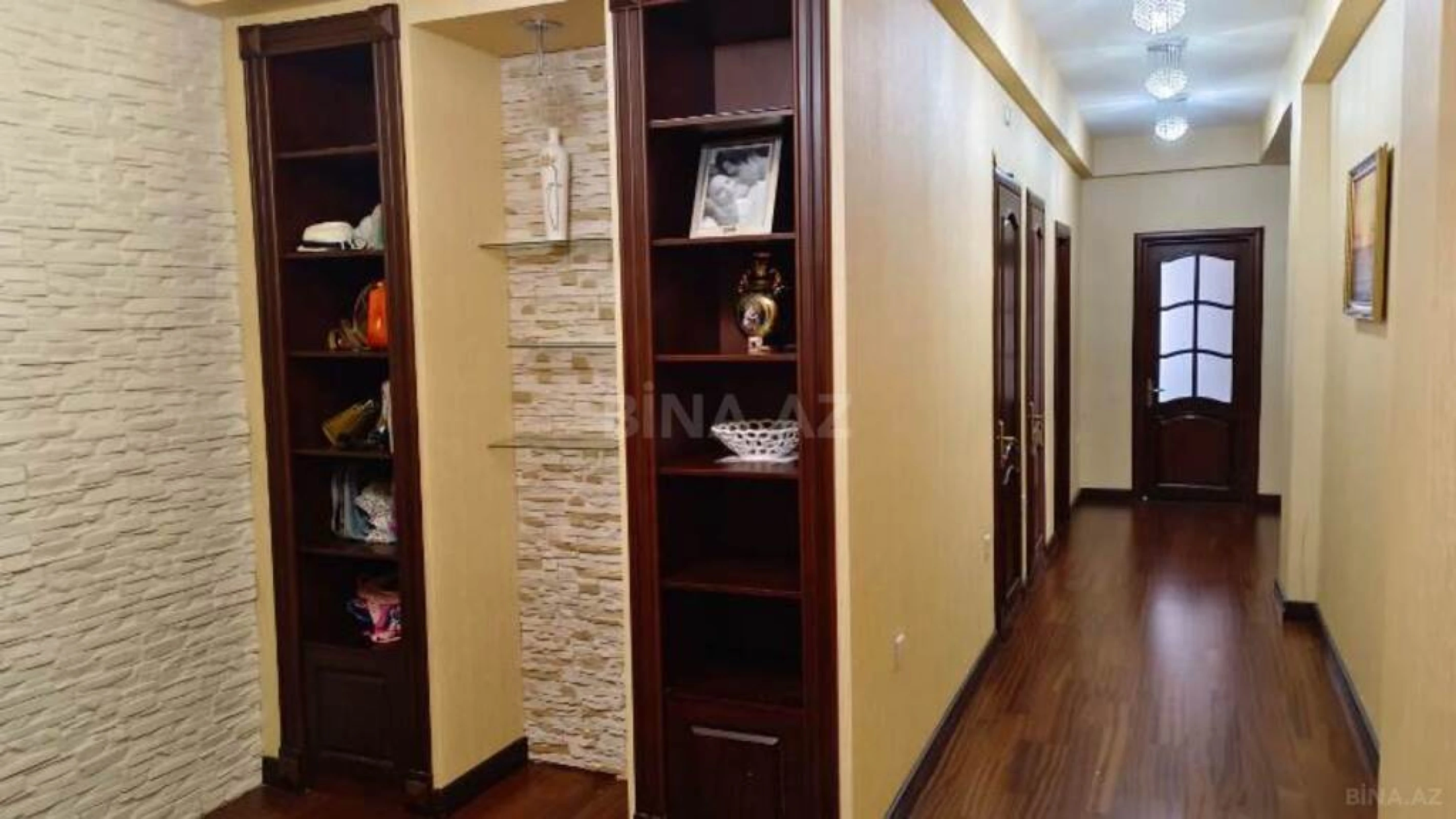 Satılır 3 otaqlı mənzil 157 m²