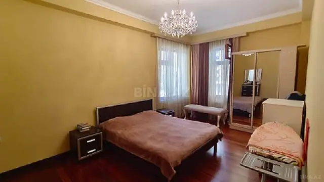 Satılır 3 otaqlı mənzil 157 m²