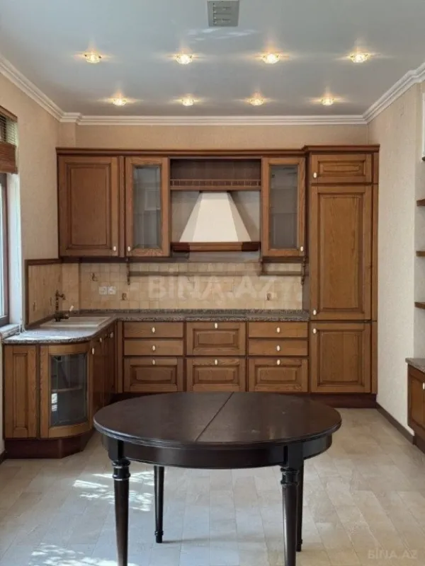 Satılır 10 otaqlı həyət evi 544 m²