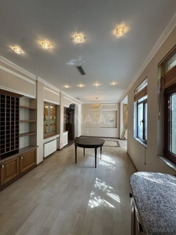 Satılır 10 otaqlı həyət evi 544 m²