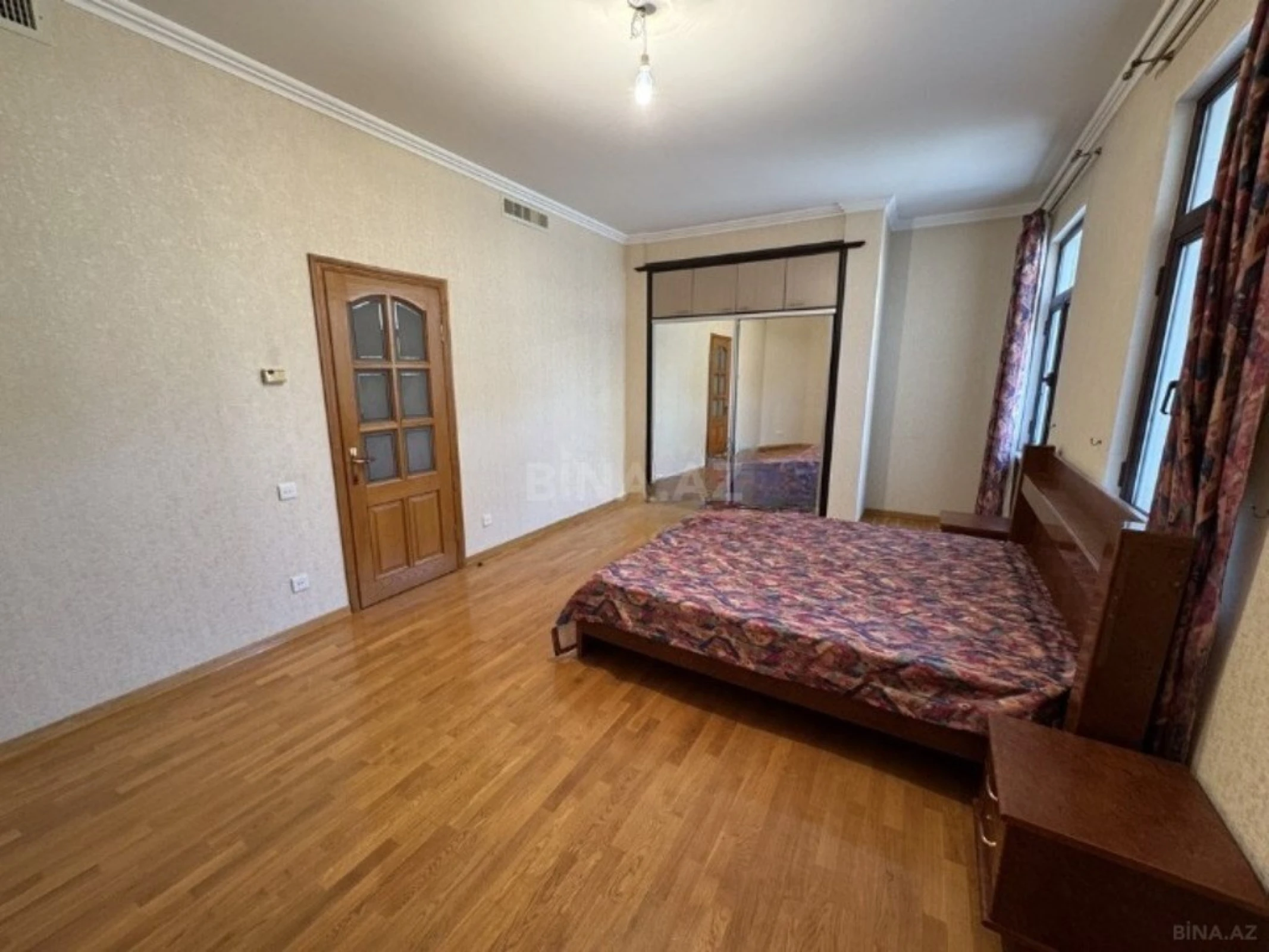 Satılır 10 otaqlı həyət evi 544 m²