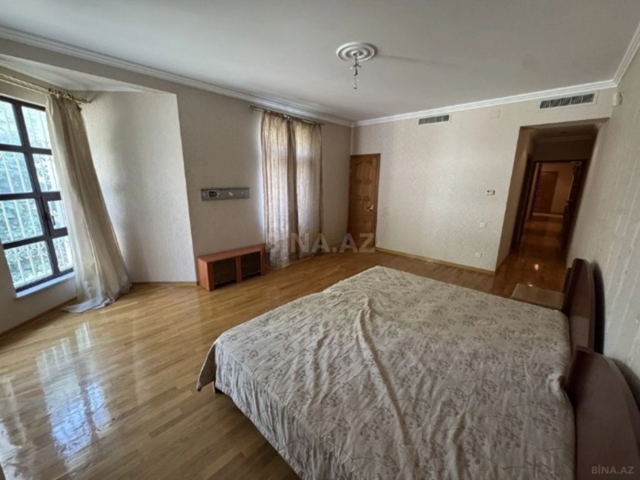 Satılır 10 otaqlı həyət evi 544 m²