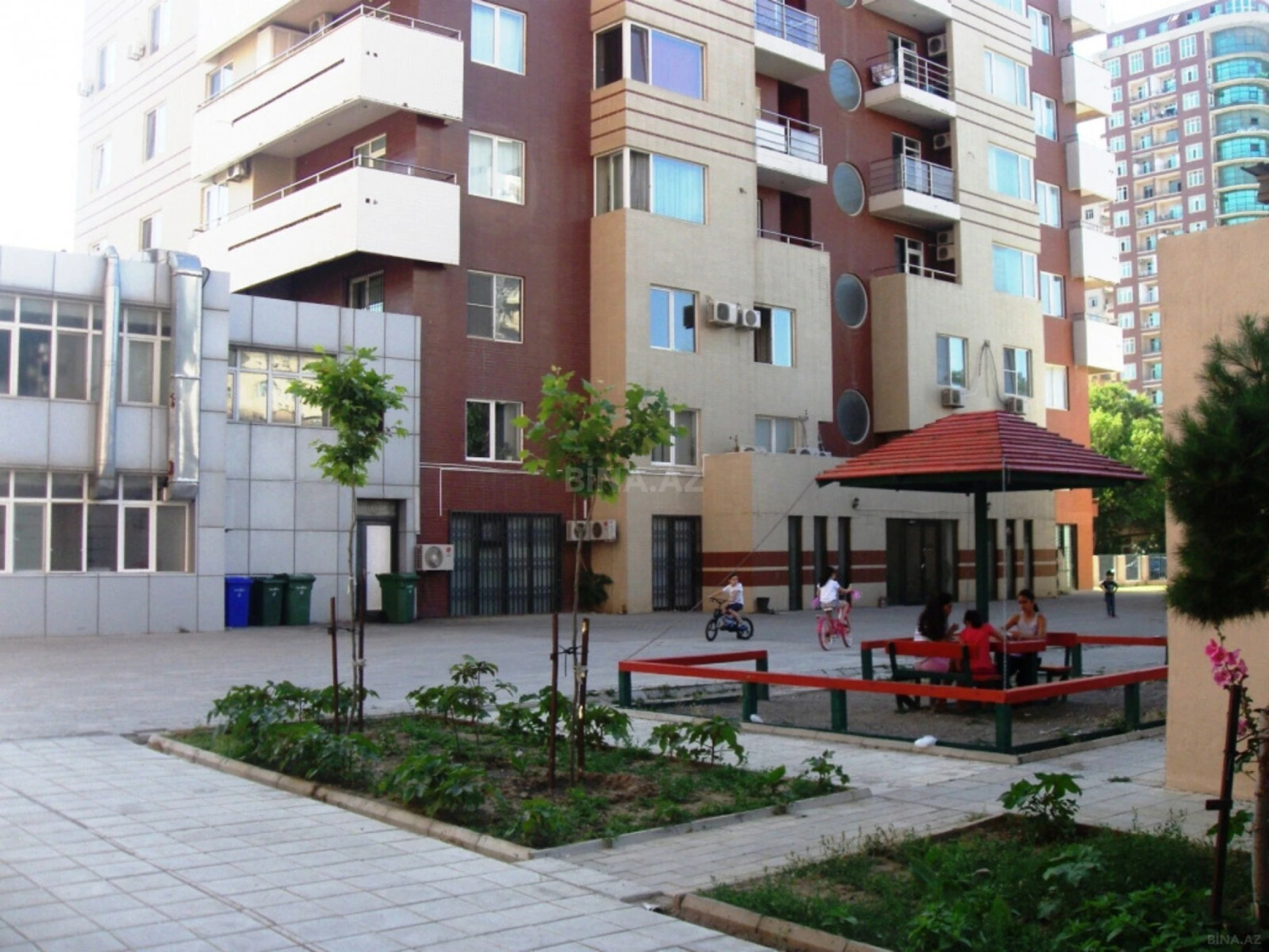Satılır 3 otaqlı mənzil 137 m²