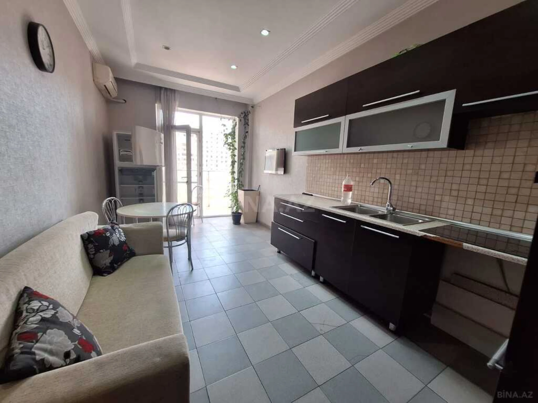 Satılır 3 otaqlı mənzil 137 m²