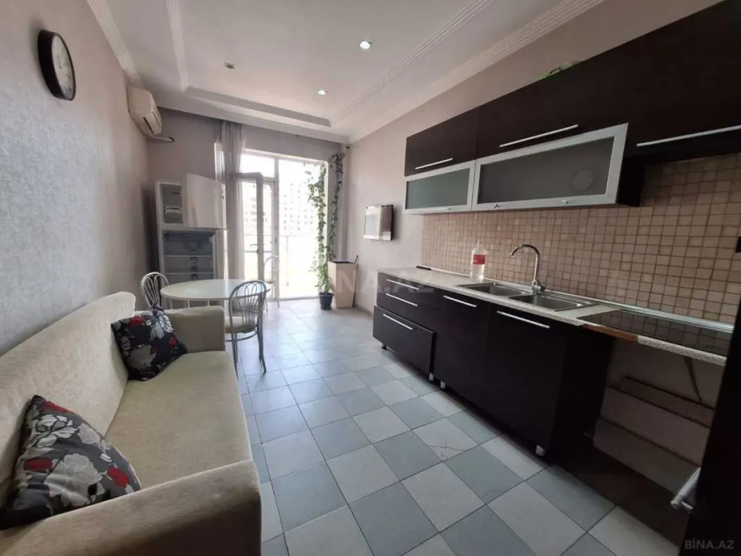 Satılır 3 otaqlı mənzil 137 m²