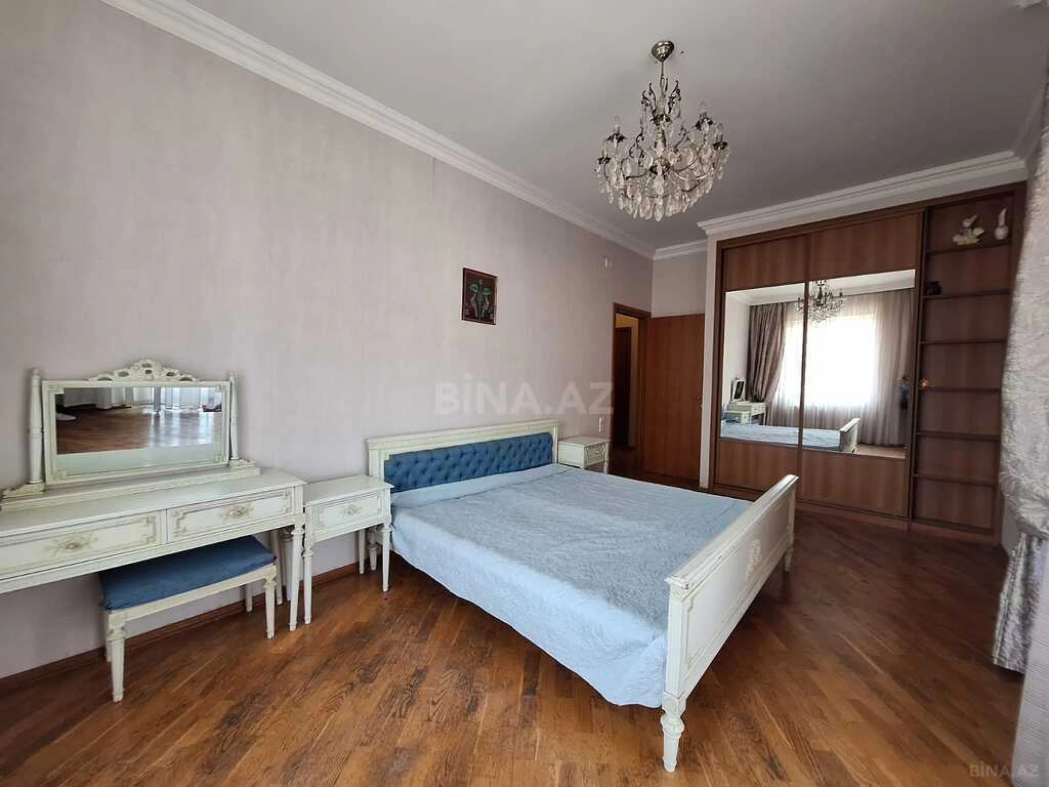 Satılır 3 otaqlı mənzil 137 m²