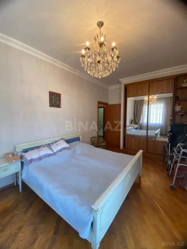 Satılır 3 otaqlı mənzil 137 m²