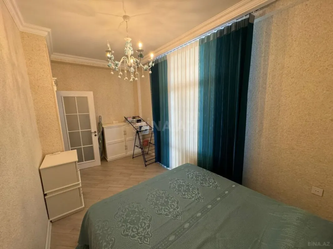 Satılır 5 otaqlı mənzil 234 m²