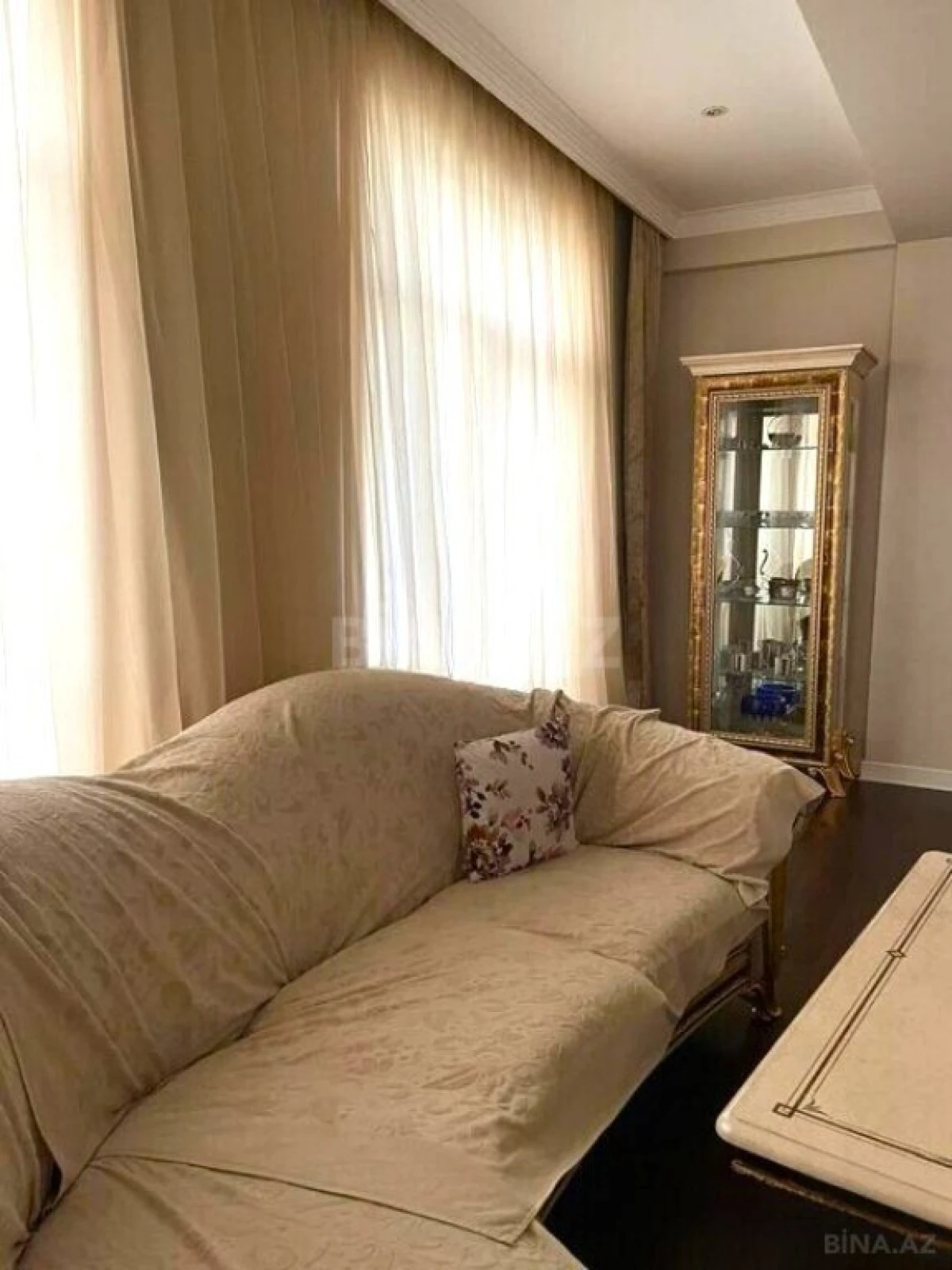 Satılır 3 otaqlı mənzil 137 m²