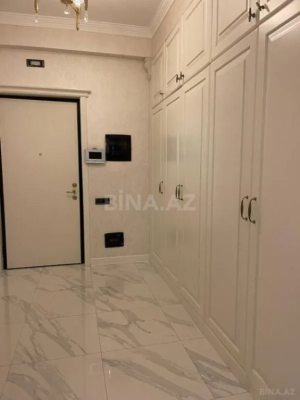 Satılır 3 otaqlı mənzil 137 m²