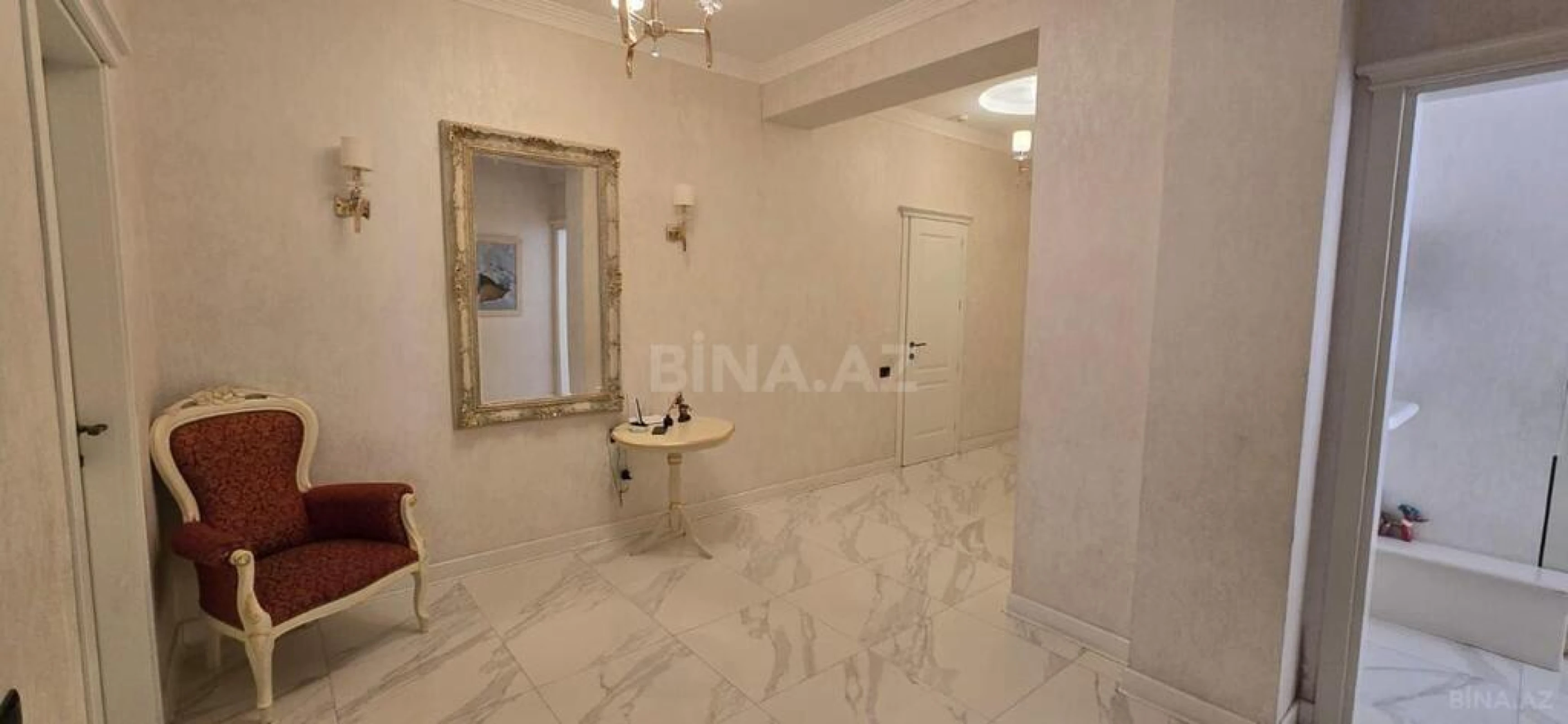 Satılır 3 otaqlı mənzil 137 m²