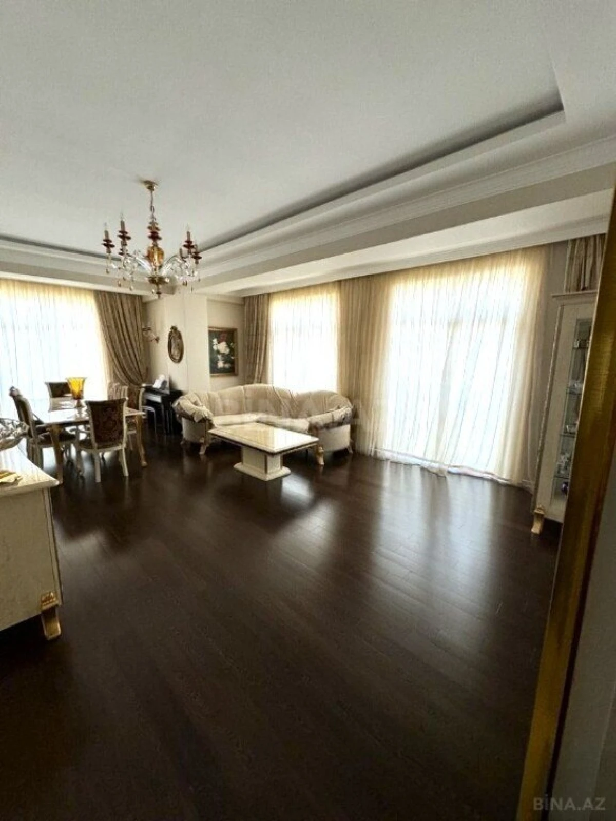 Satılır 3 otaqlı mənzil 137 m²