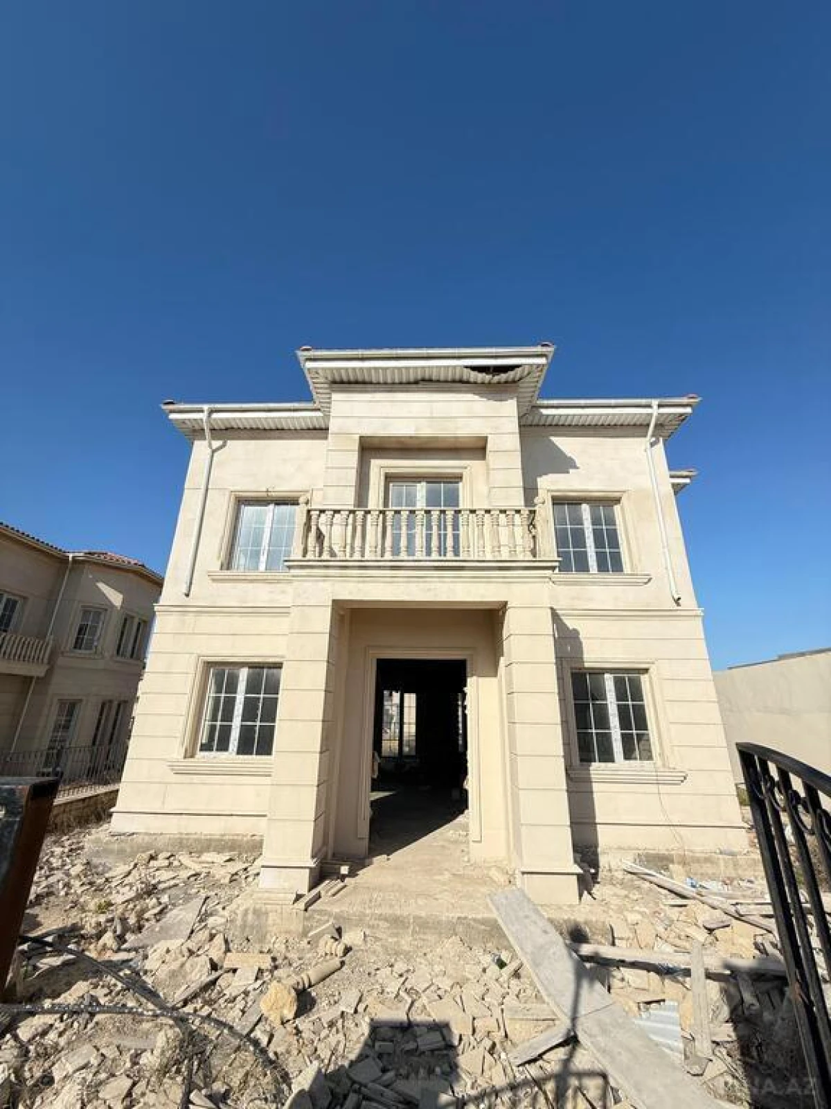Satılır 6 otaqlı həyət evi 230 m²