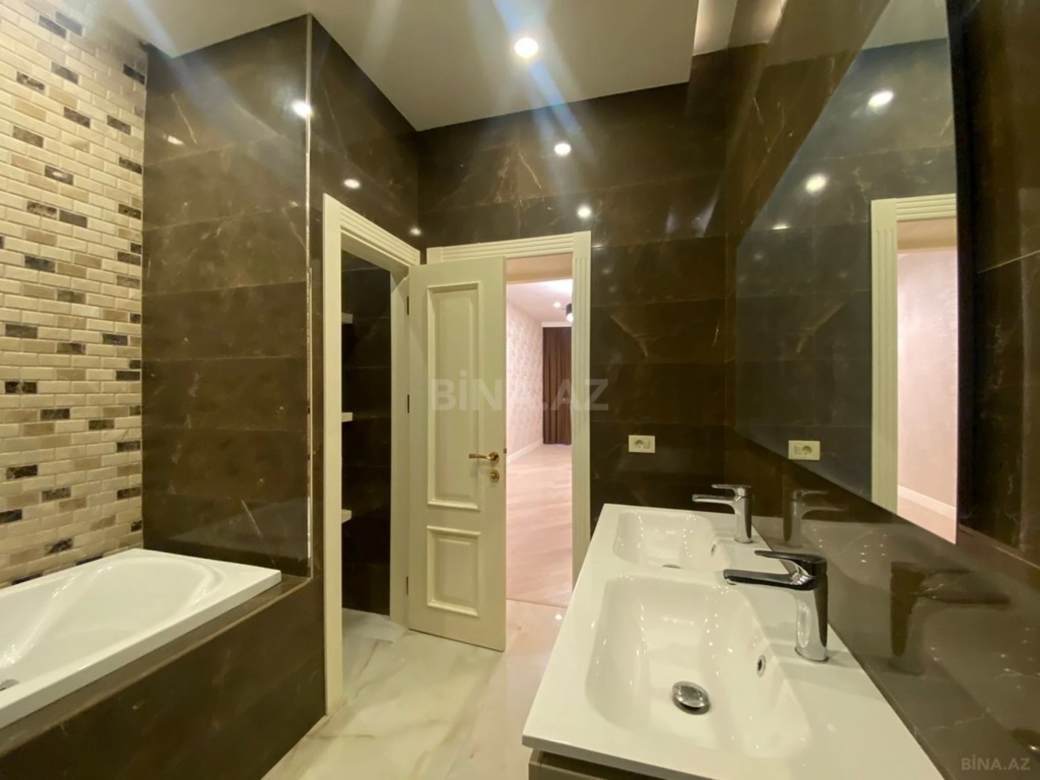 Satılır 3 otaqlı mənzil 159 m²
