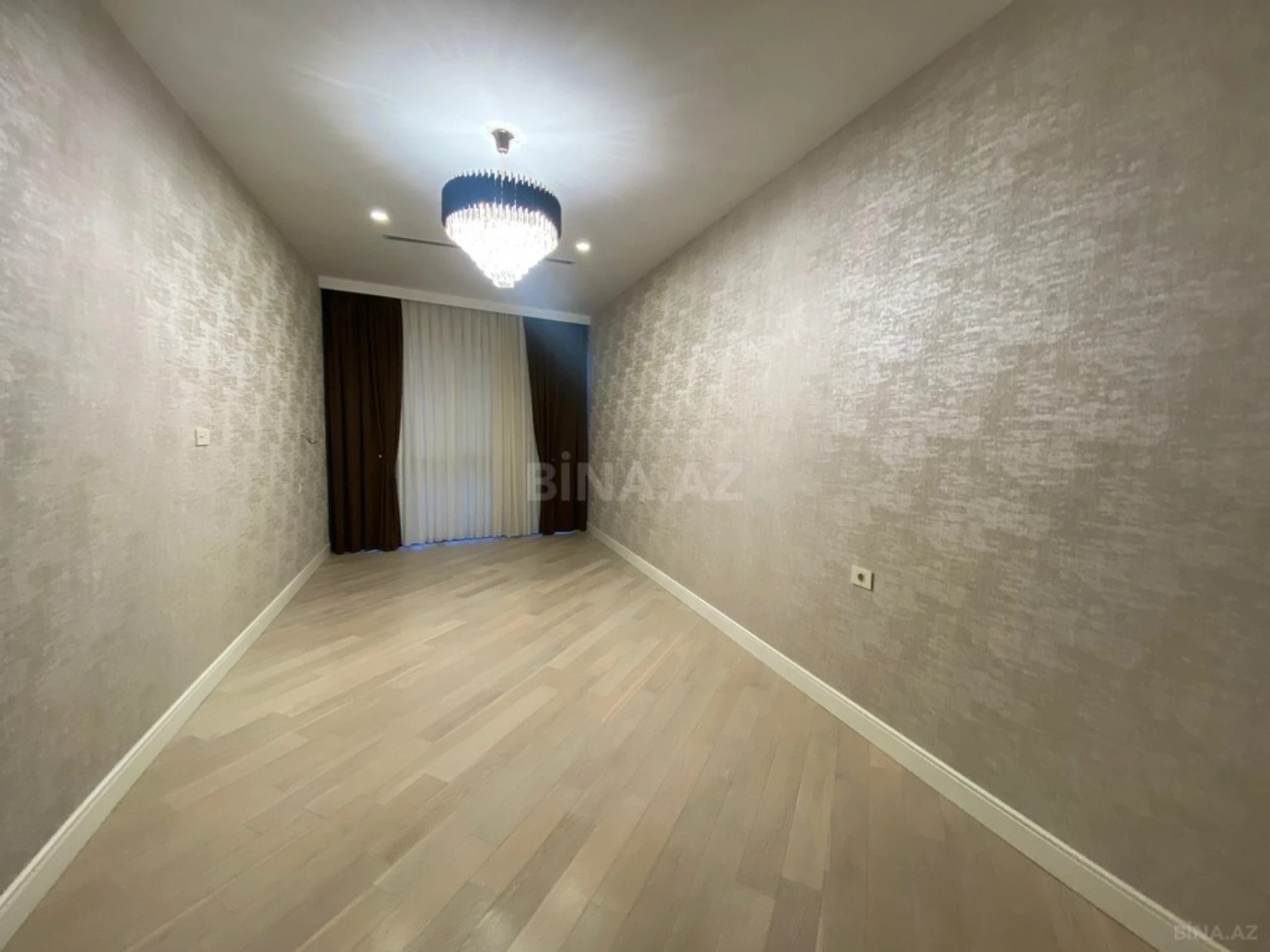 Satılır 3 otaqlı mənzil 159 m²