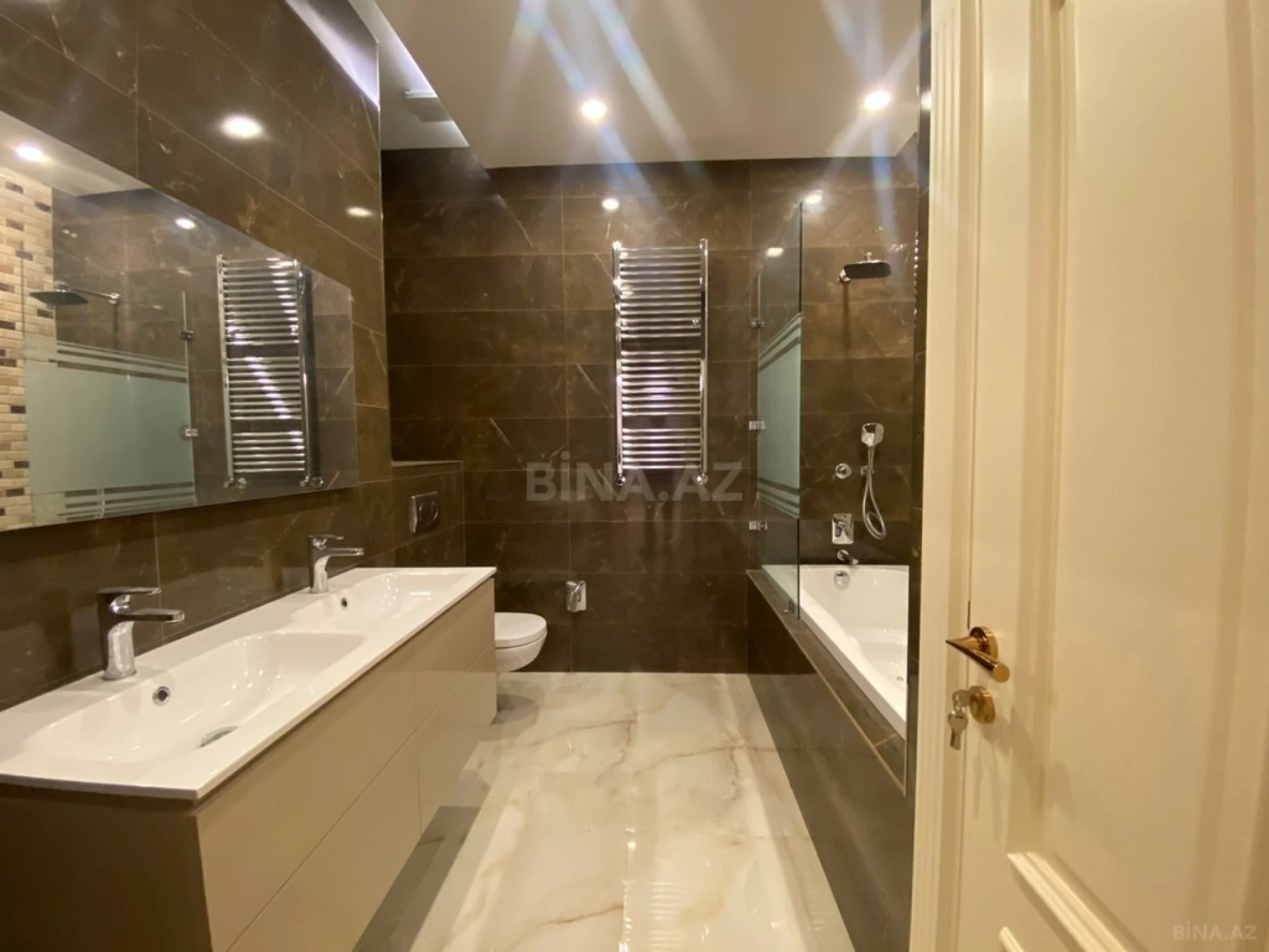 Satılır 3 otaqlı mənzil 159 m²