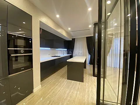 Satılır 3 otaqlı mənzil 159 m²