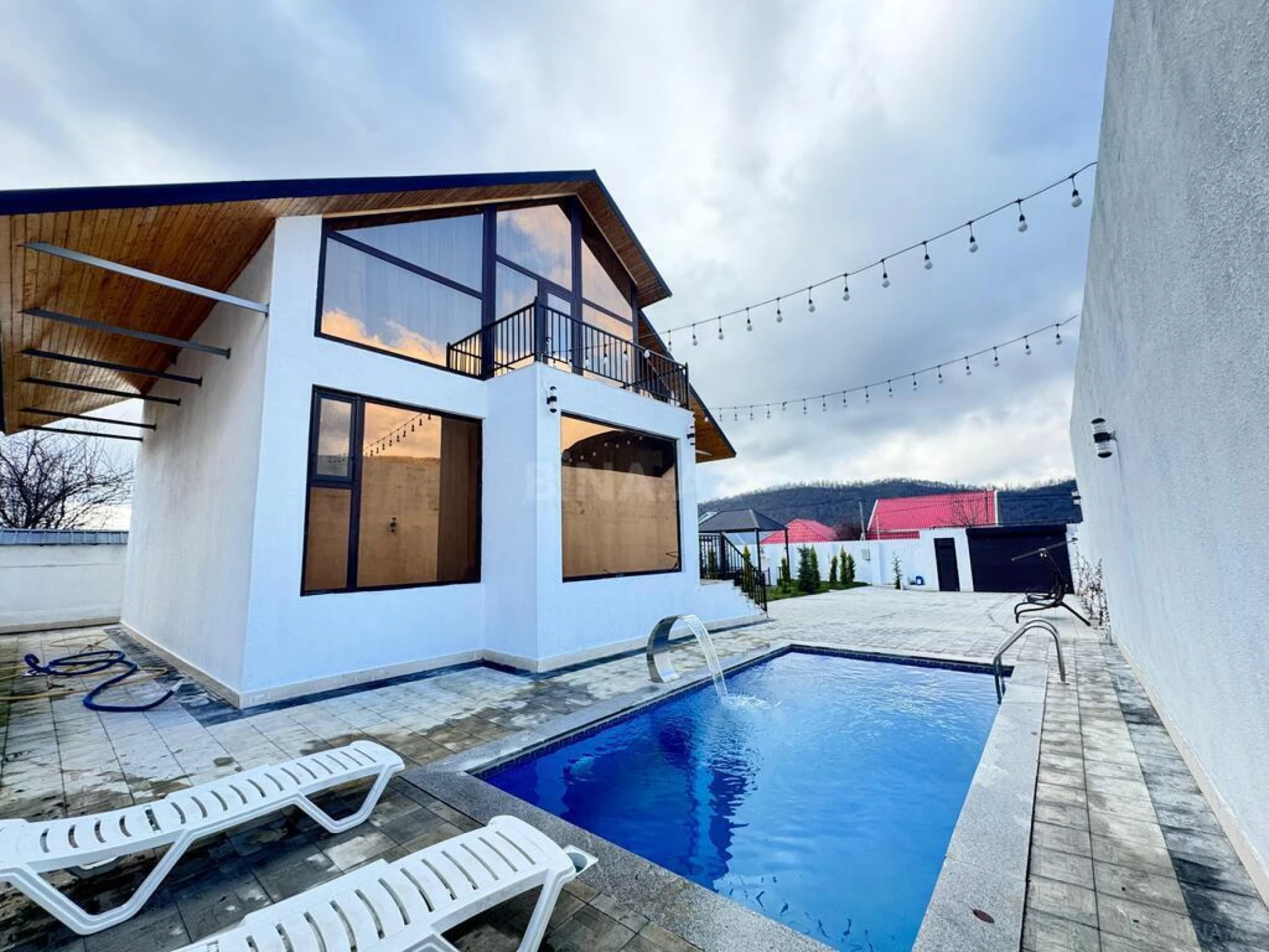 Satılır 6 otaqlı həyət evi 200 m²