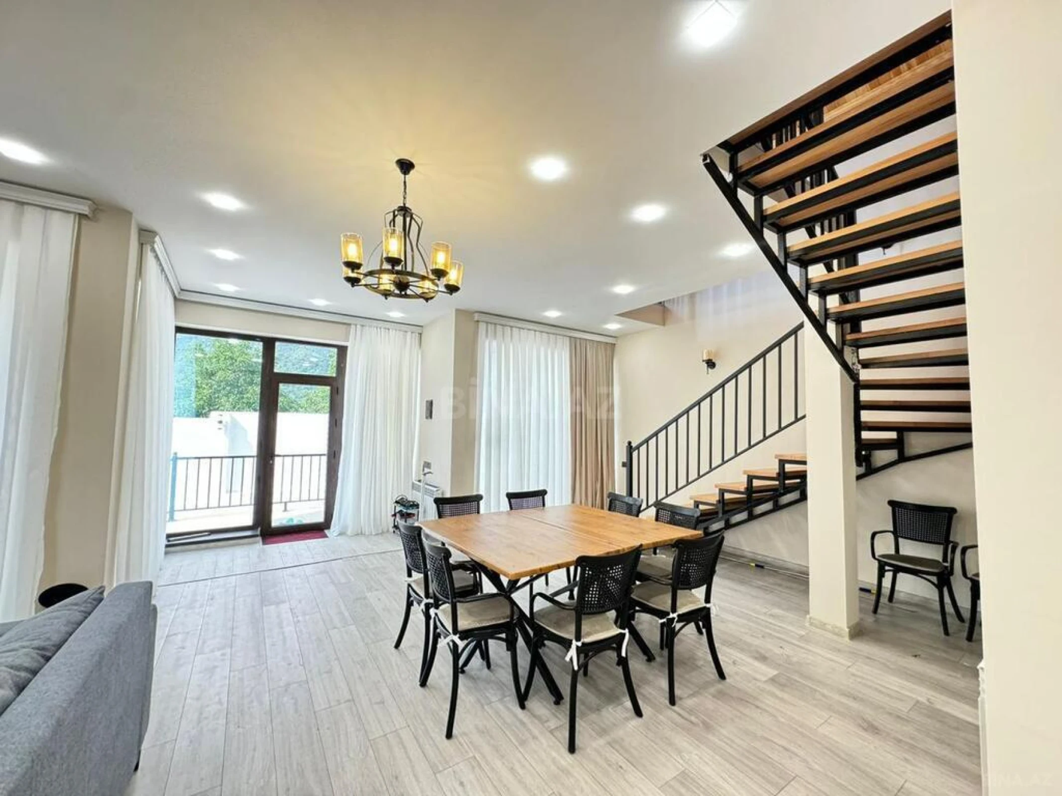 Satılır 6 otaqlı həyət evi 200 m²