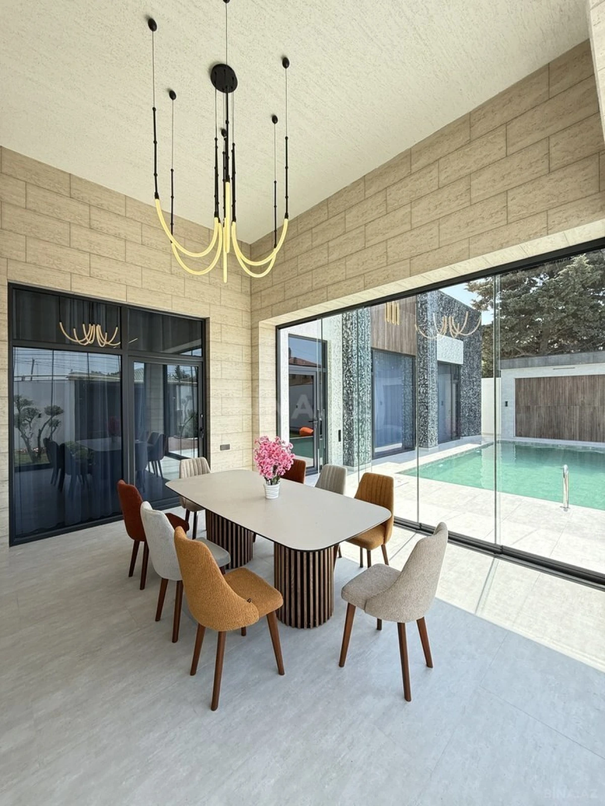 Satılır 5 otaqlı həyət evi 220 m²