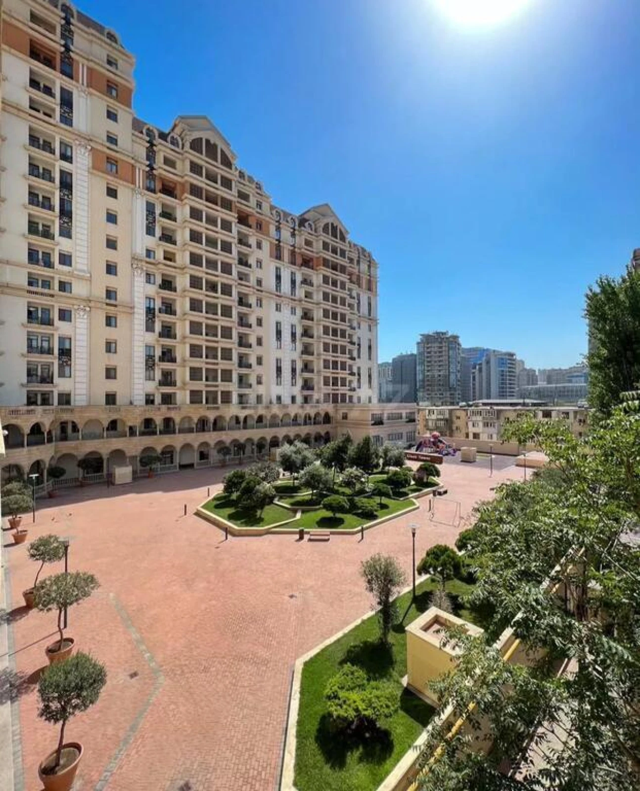 Satılır 3 otaqlı mənzil 175 m²