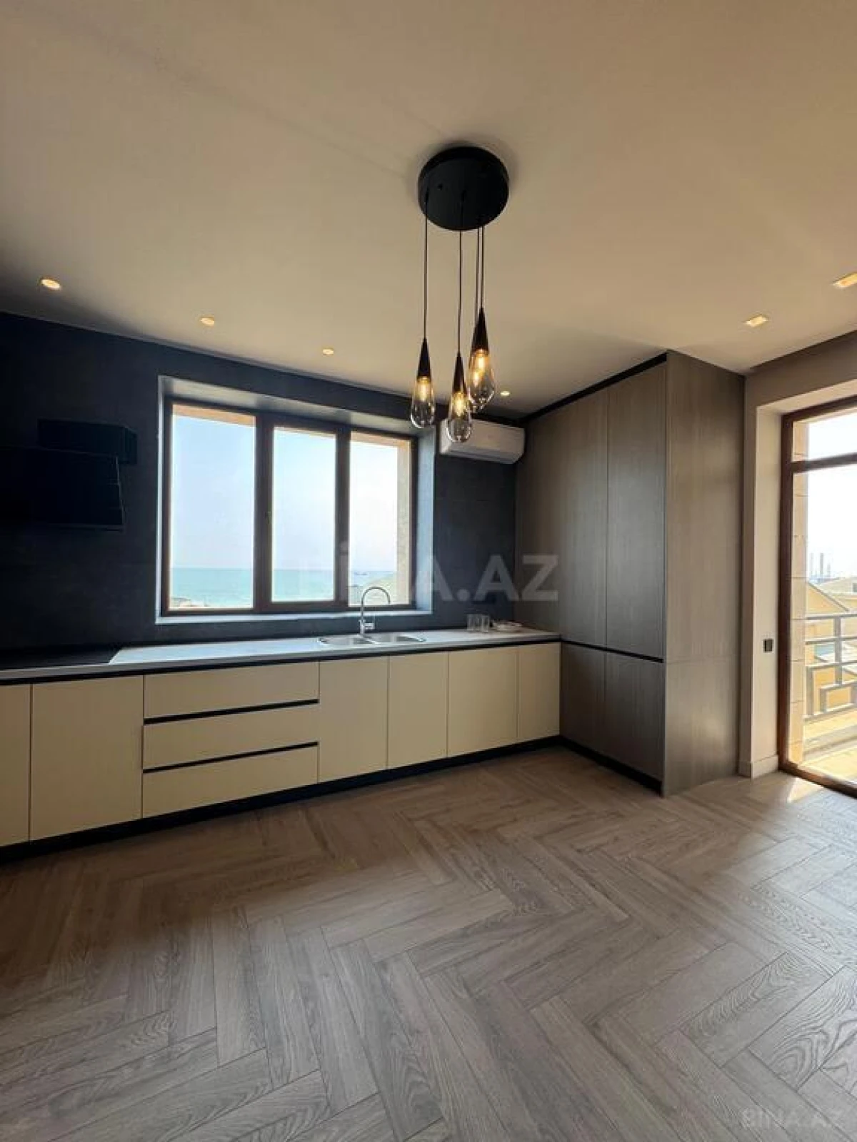 Satılır 3 otaqlı mənzil 158 m²
