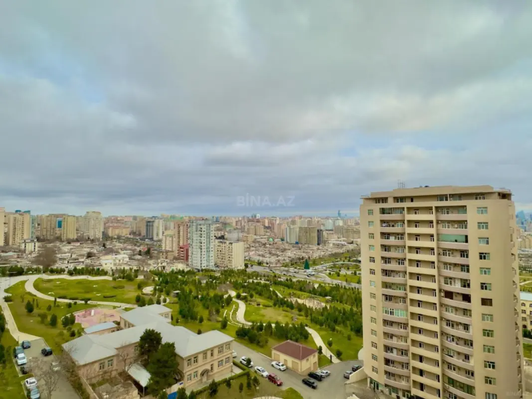Satılır 4 otaqlı mənzil 185 m²