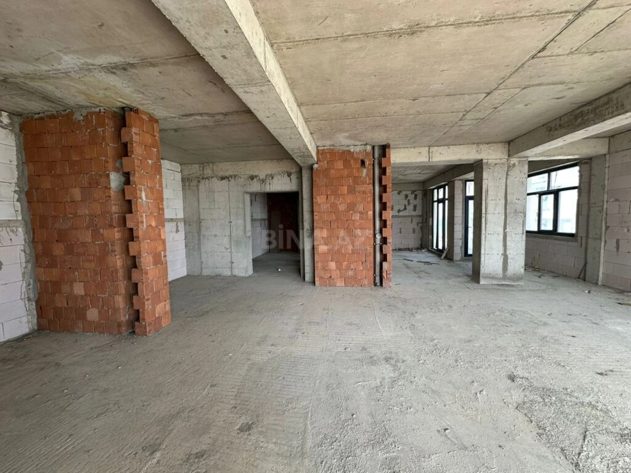 Satılır 3 otaqlı mənzil 153 m²