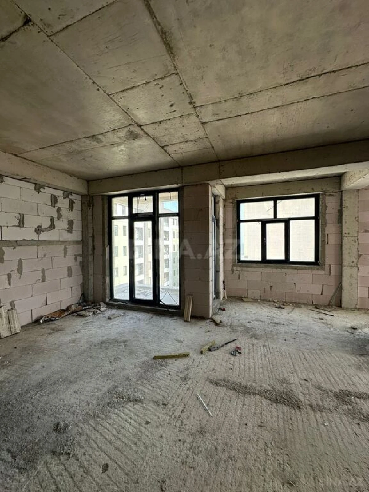 Satılır 3 otaqlı mənzil 153 m²