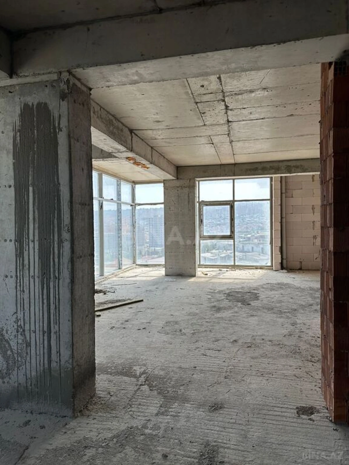 Satılır 3 otaqlı mənzil 153 m²