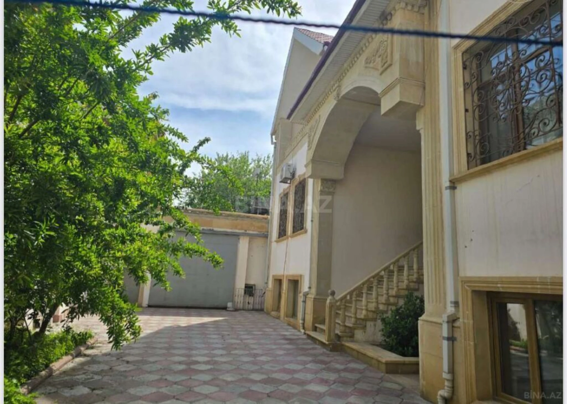 Satılır 12 otaqlı həyət evi 960 m²