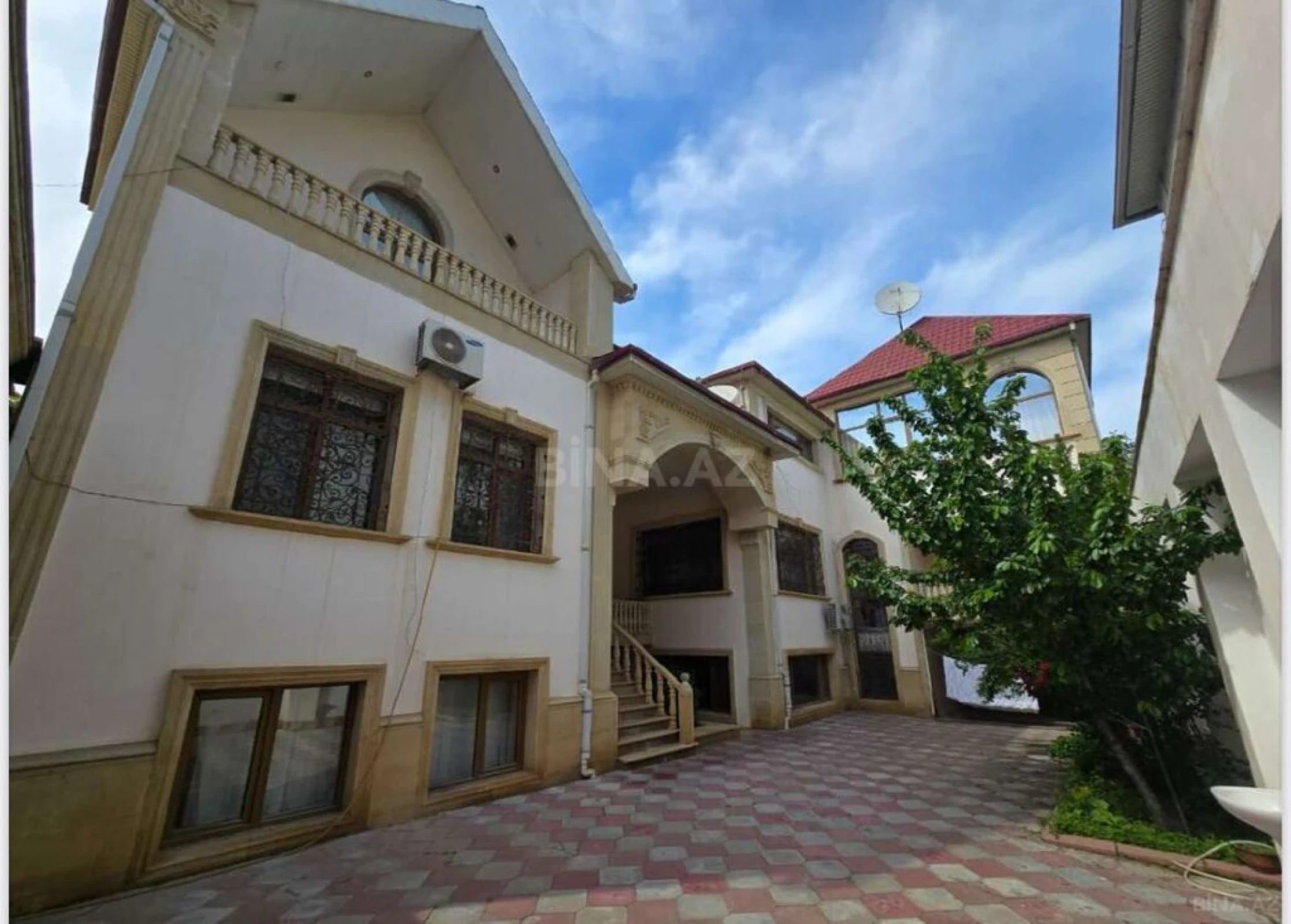 Satılır 12 otaqlı həyət evi 960 m²