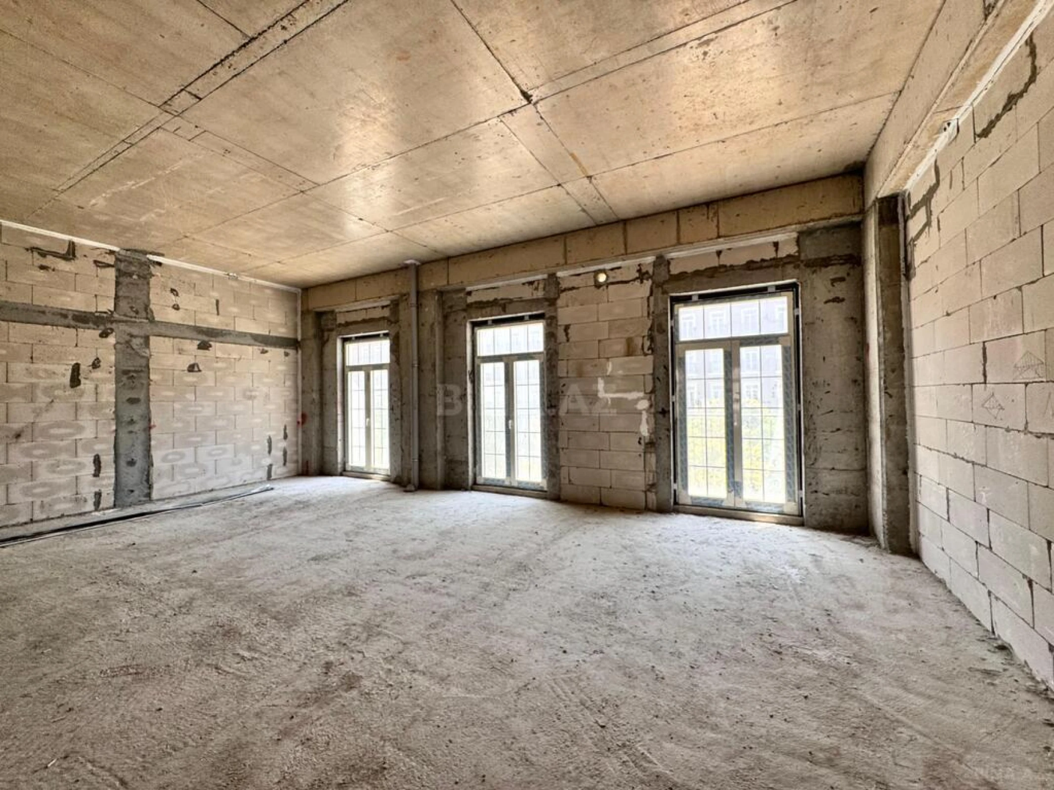 Satılır 4 otaqlı mənzil 148 m²