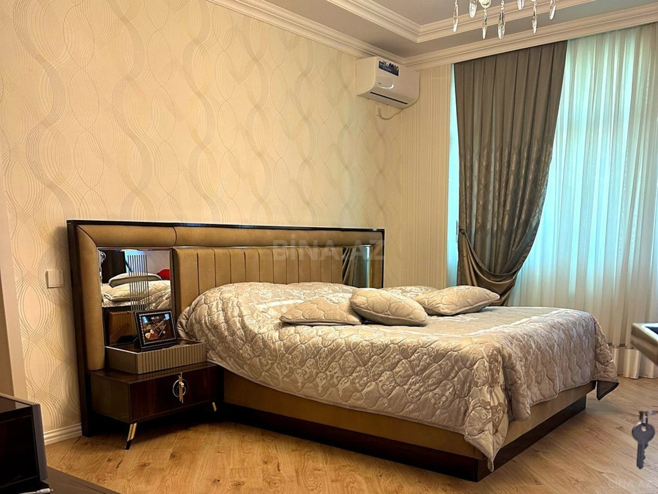 Satılır 3 otaqlı mənzil 156 m²