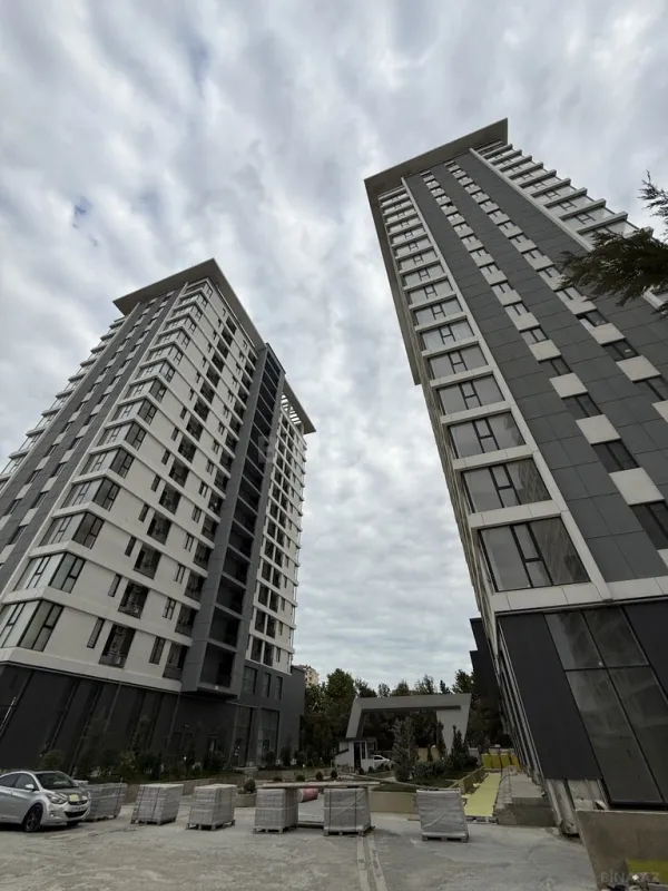 Satılır 2 otaqlı mənzil 77 m²