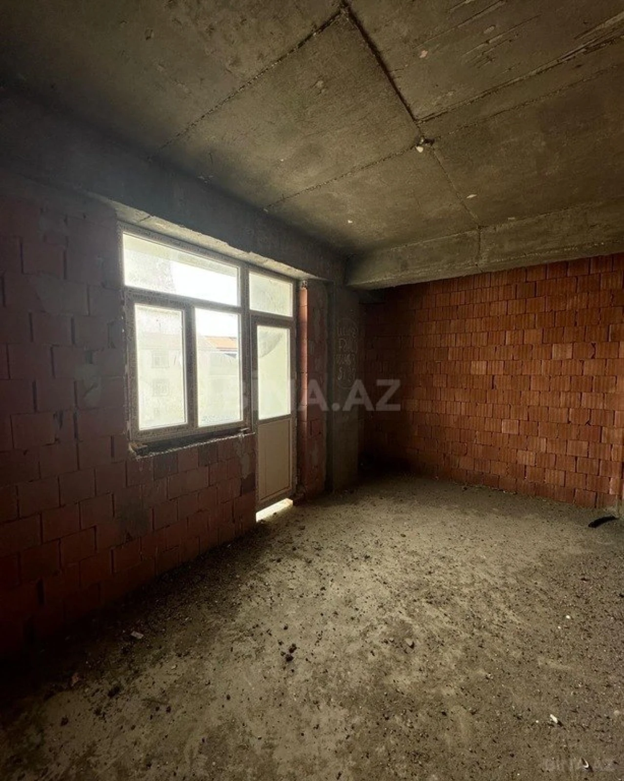 Satılır 2 otaqlı mənzil 83 m²