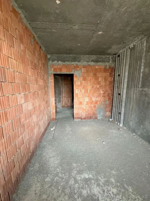 Satılır 2 otaqlı mənzil 83 m²