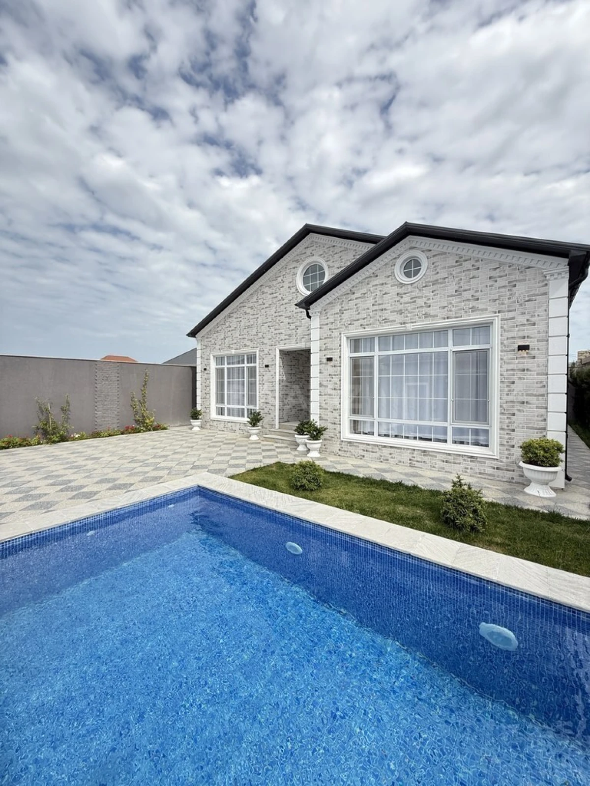 Satılır 4 otaqlı həyət evi 160 m²