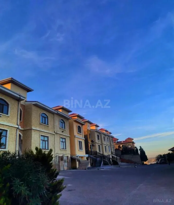 Satılır 8 otaqlı həyət evi 405 m²