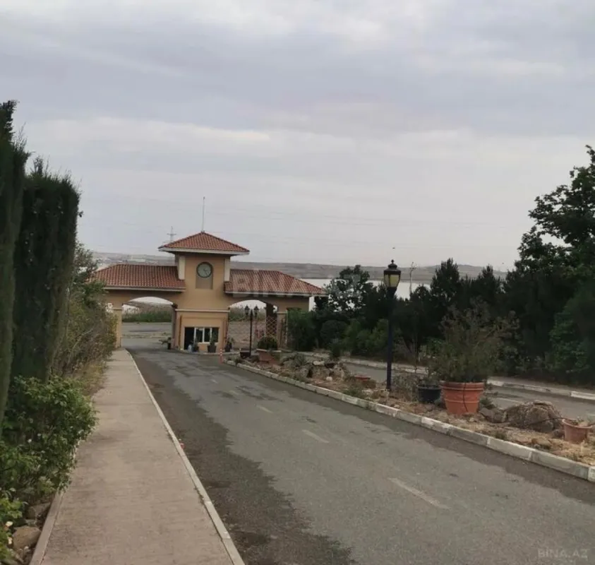 Satılır 8 otaqlı həyət evi 405 m²