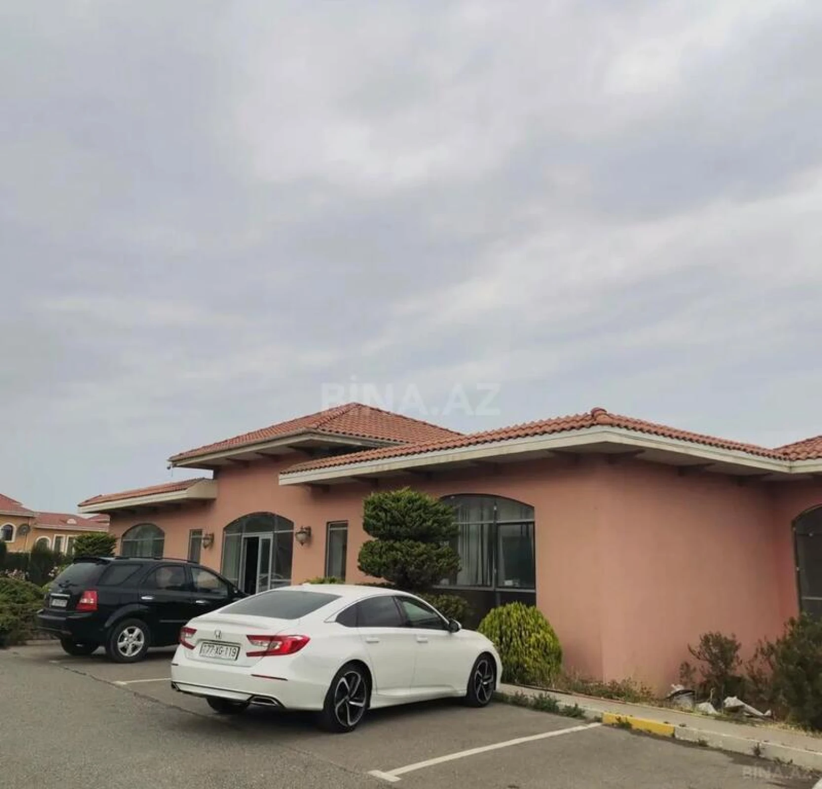 Satılır 8 otaqlı həyət evi 405 m²