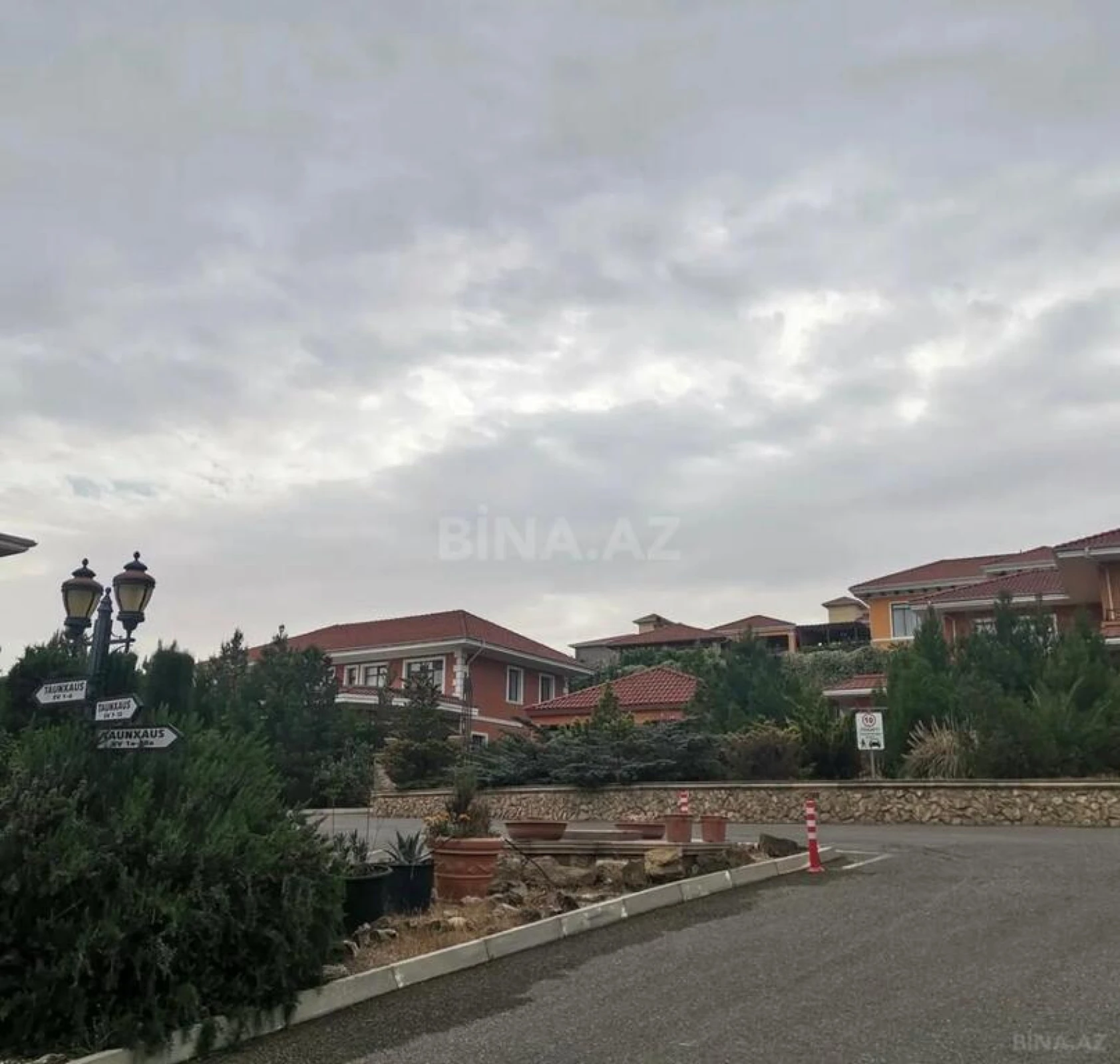 Satılır 8 otaqlı həyət evi 405 m²