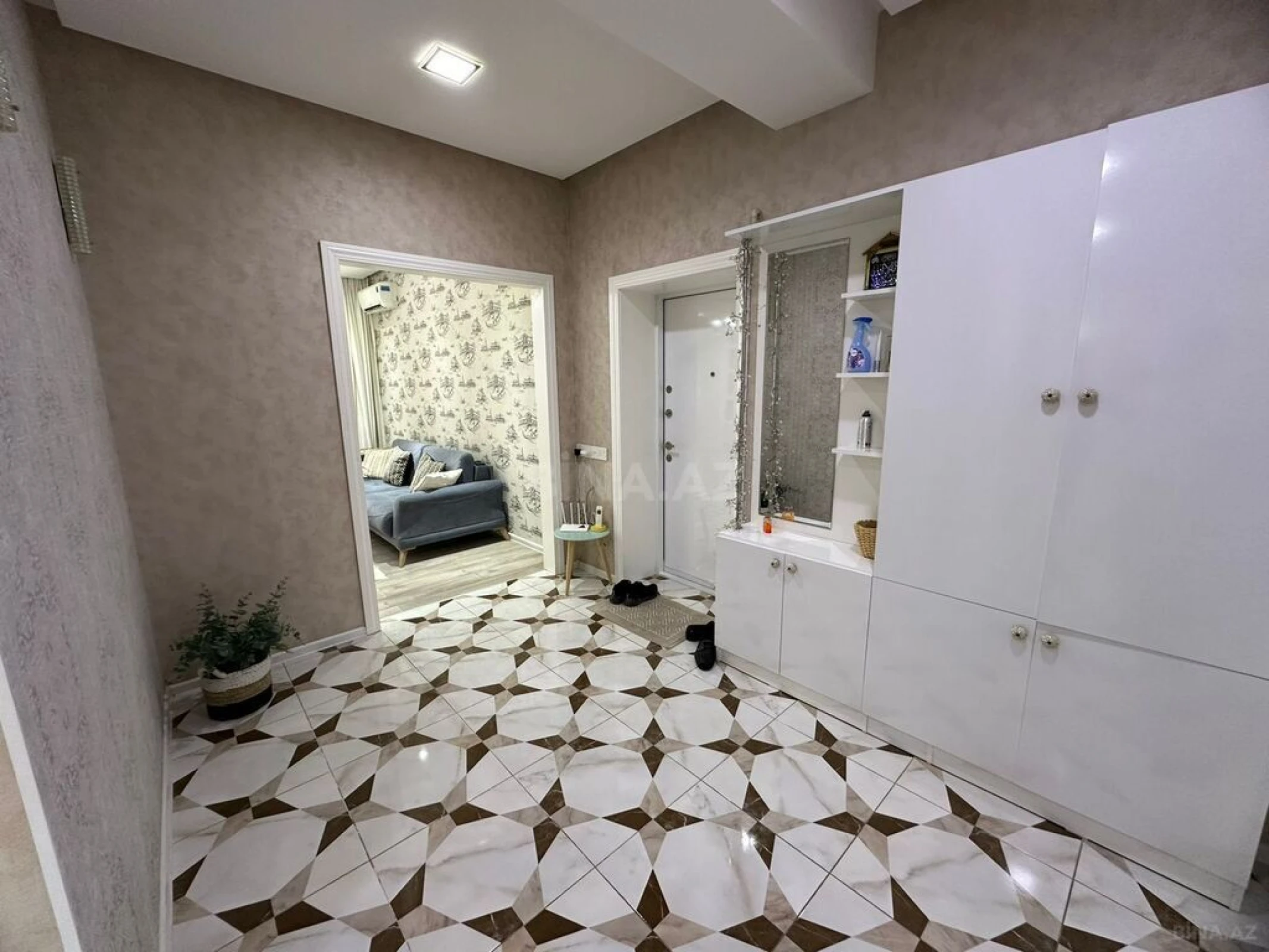 Satılır 4 otaqlı mənzil 145 m²