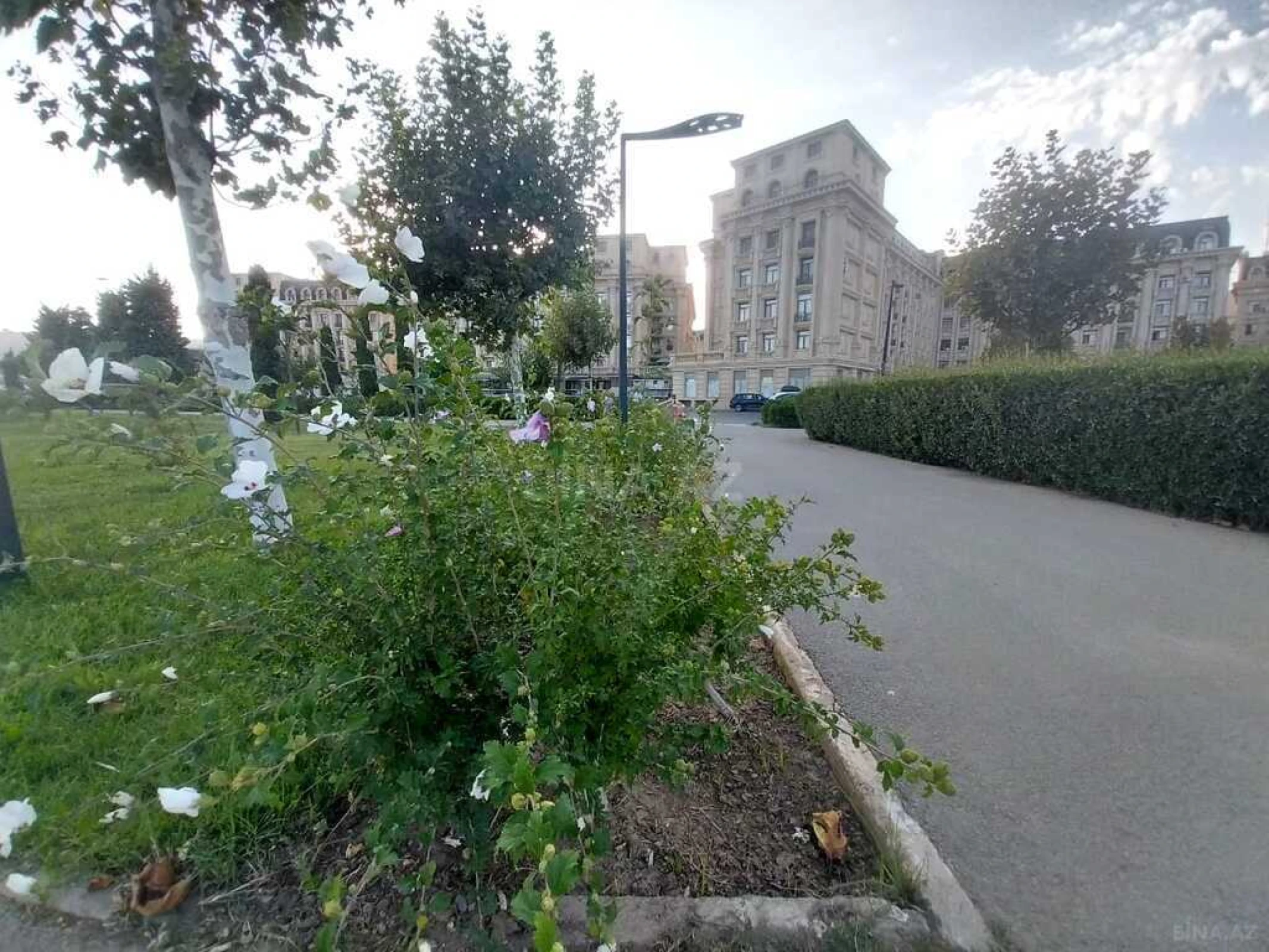 Satılır 4 otaqlı mənzil 145 m²