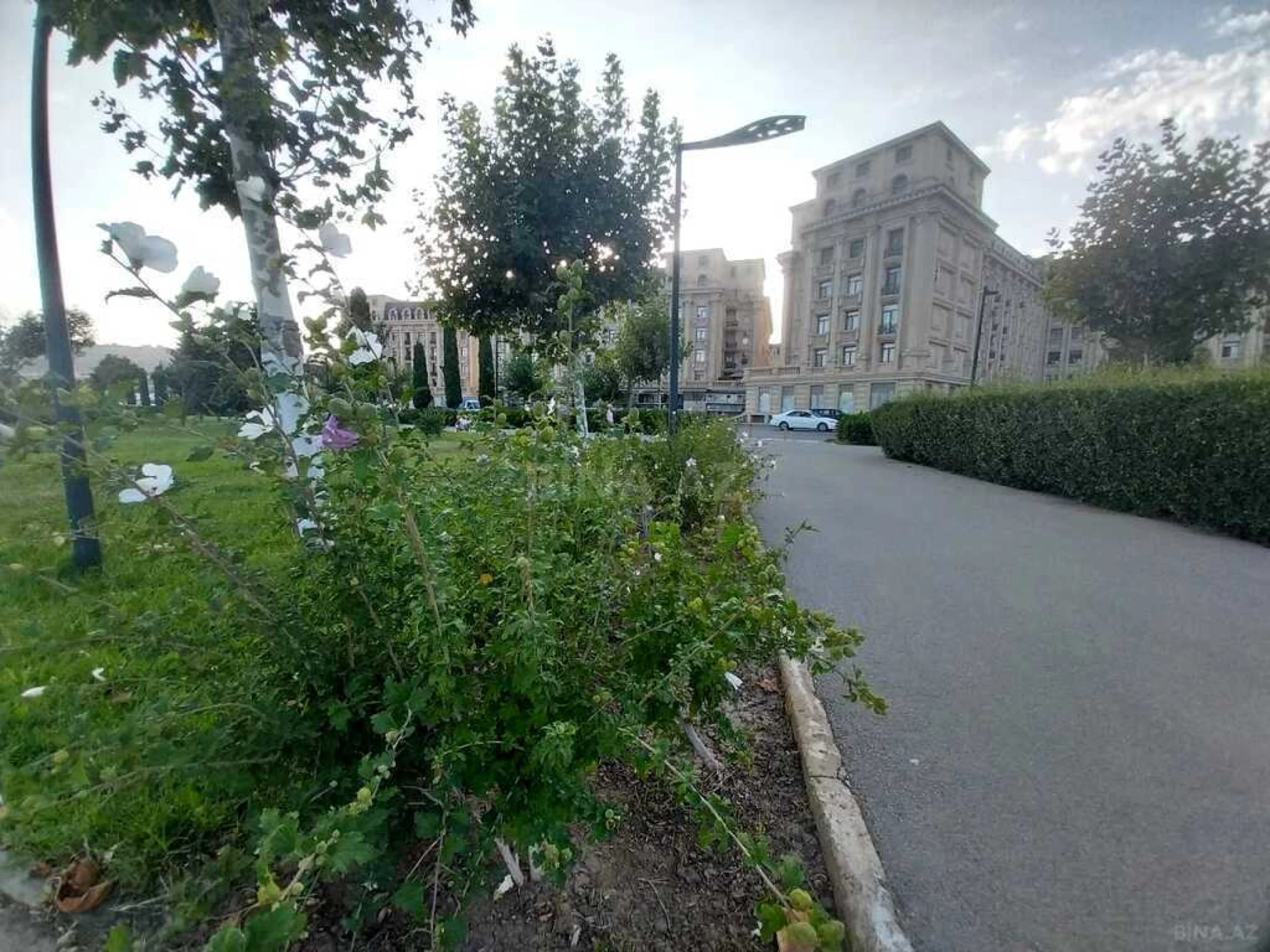 Satılır 4 otaqlı mənzil 145 m²