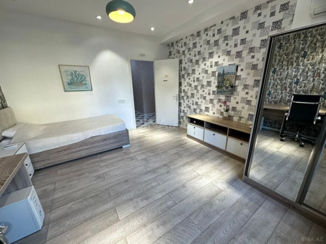 Satılır 4 otaqlı mənzil 145 m²