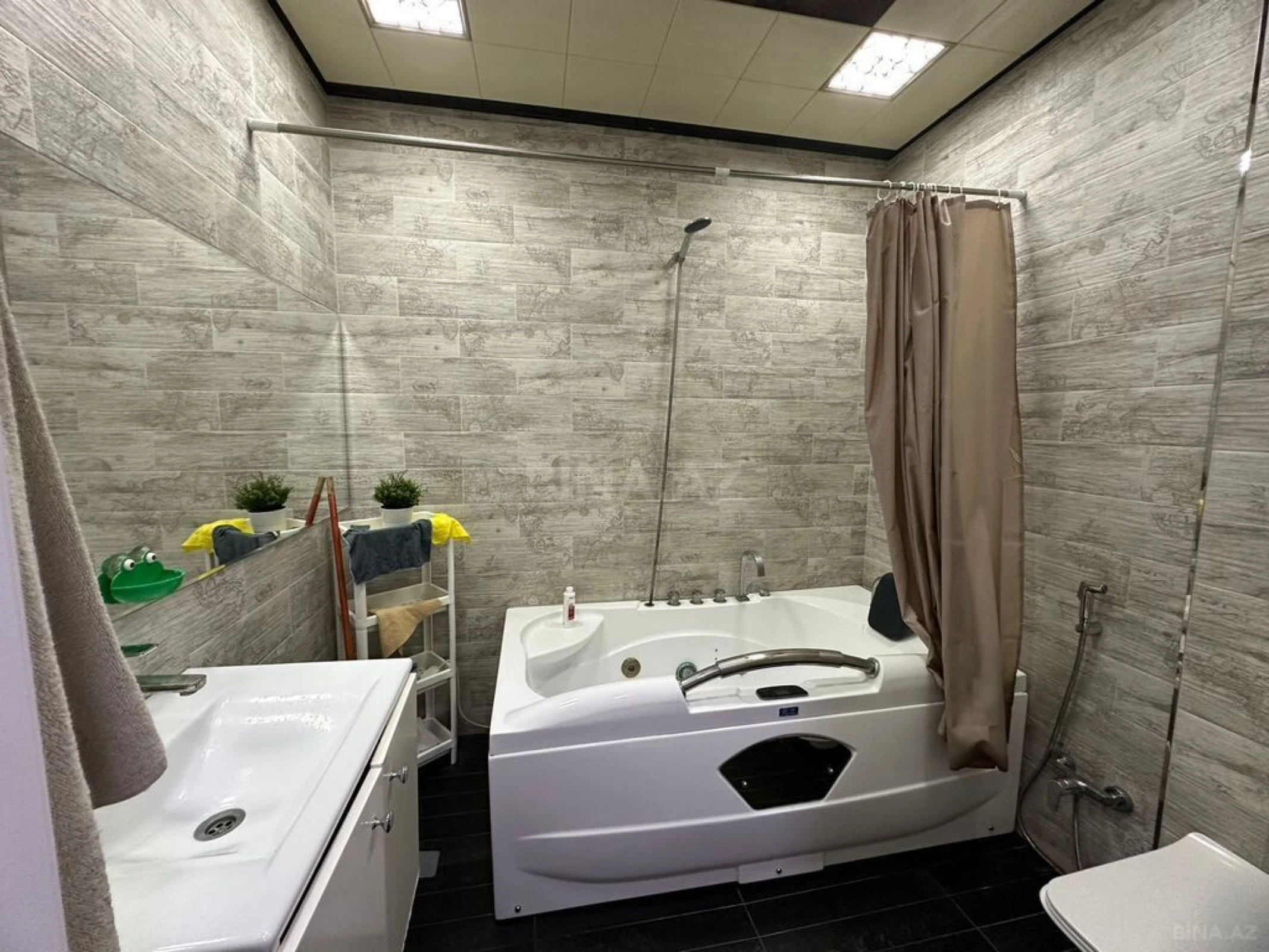 Satılır 4 otaqlı mənzil 145 m²