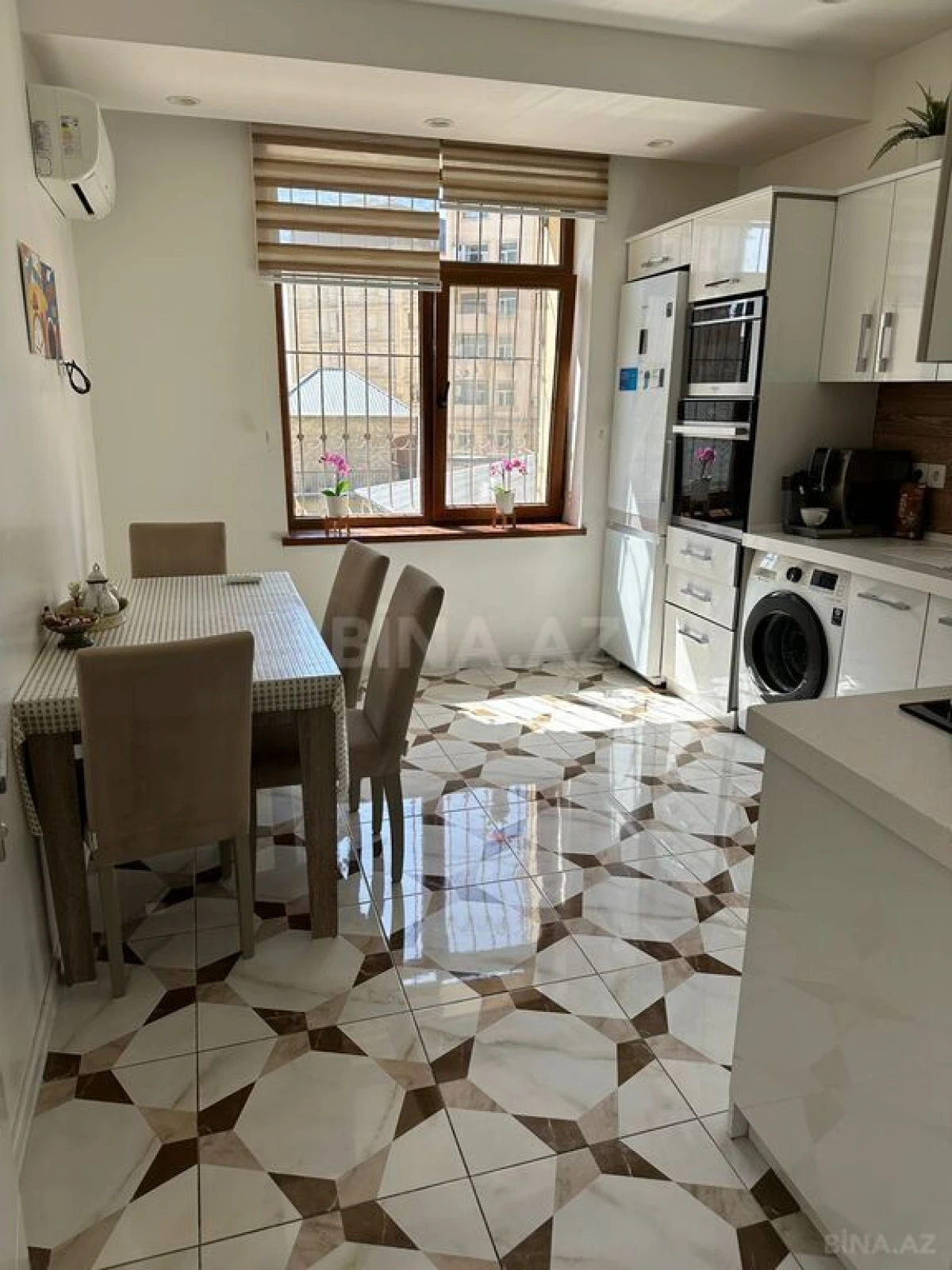 Satılır 4 otaqlı mənzil 145 m²